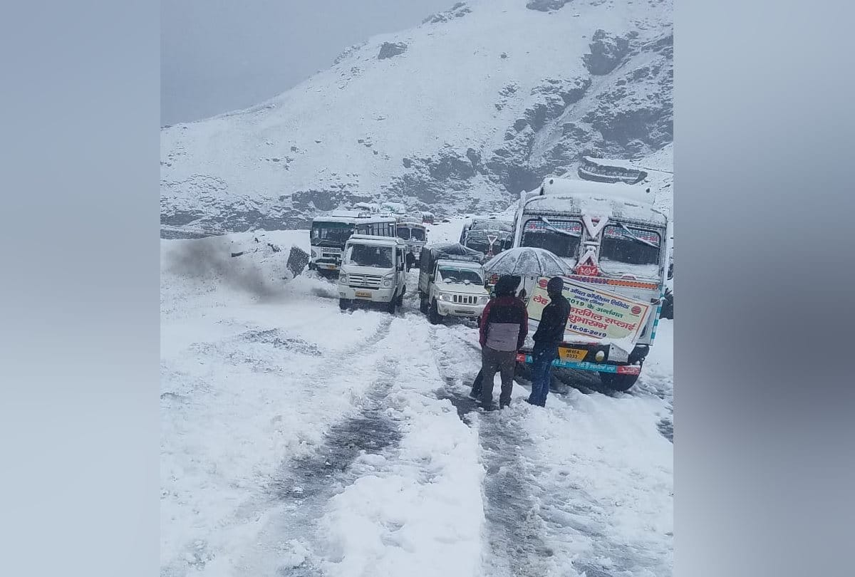 fresh snowfall in rohtang 40 vehclies trapped kullu himachal pradesh