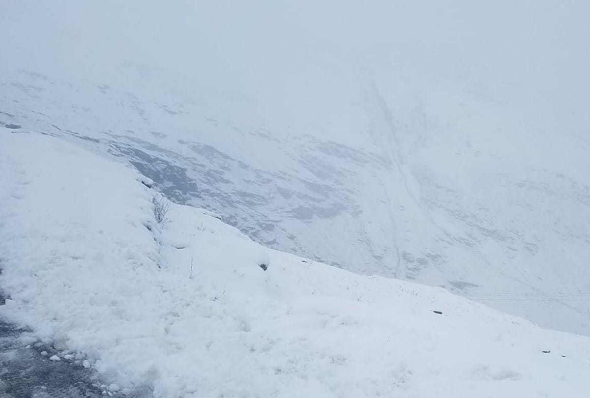 fresh snowfall in rohtang 40 vehclies trapped kullu himachal pradesh