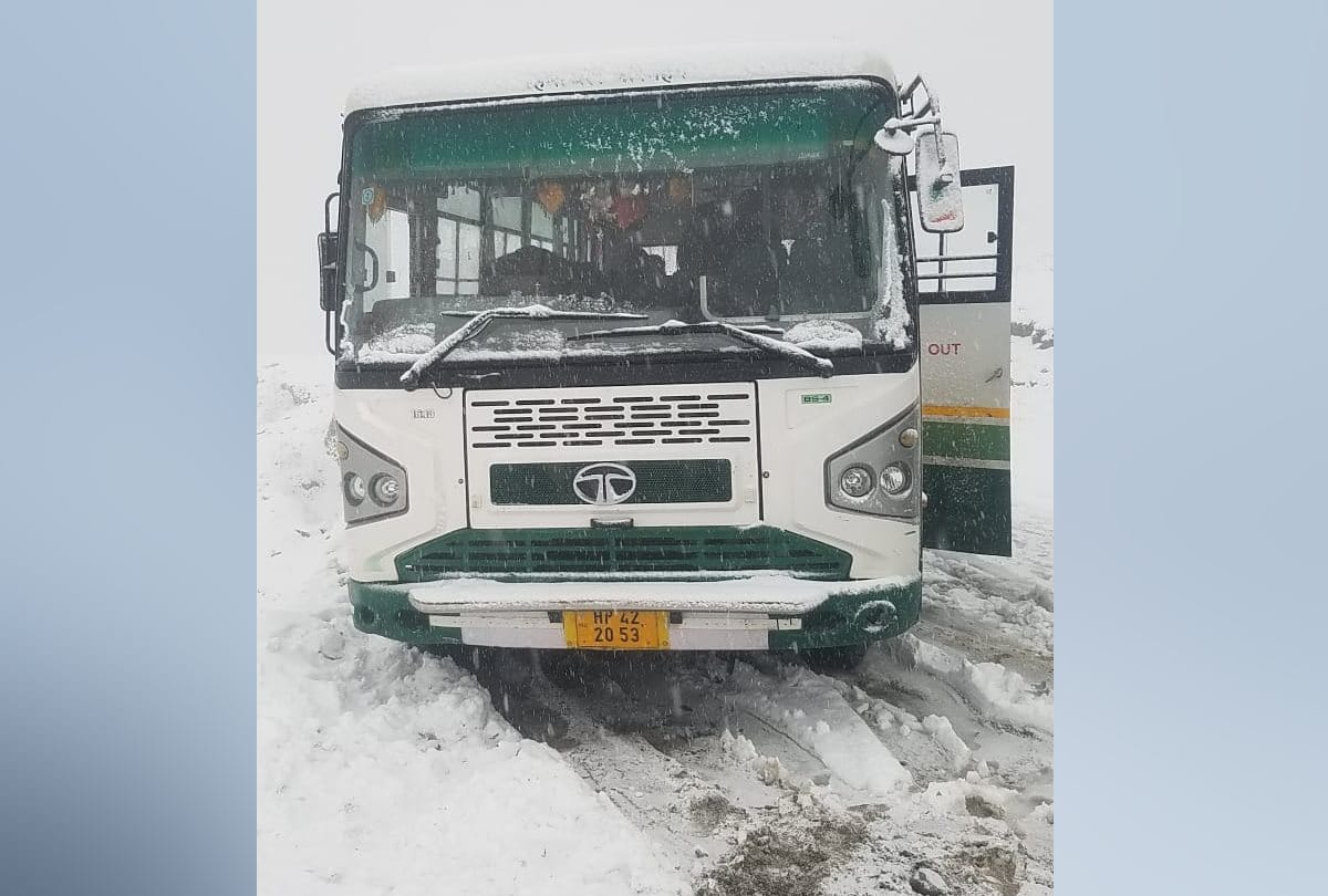 fresh snowfall in rohtang 40 vehclies trapped kullu himachal pradesh