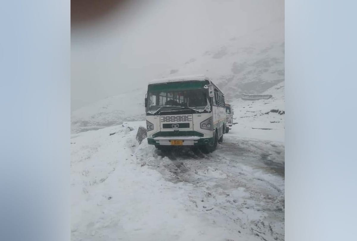 fresh snowfall in rohtang 40 vehclies trapped kullu himachal pradesh