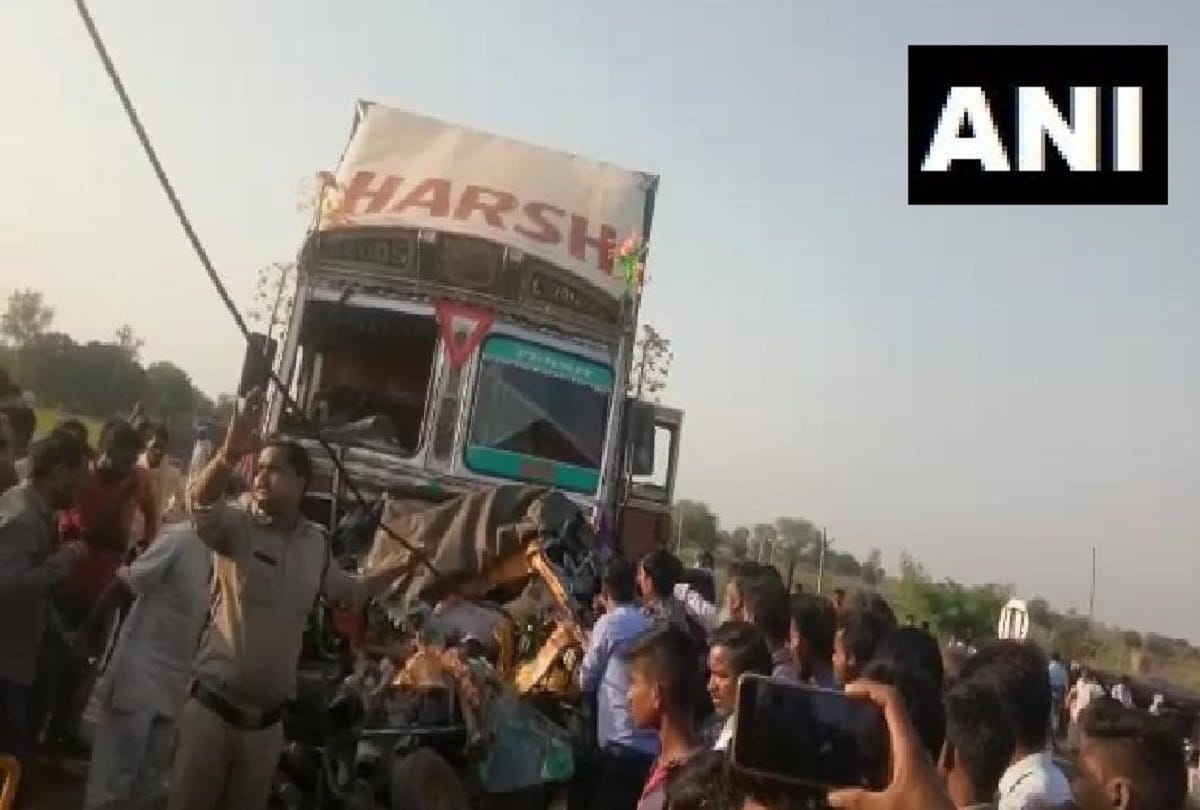 Noida expressway two trucks collides two died on spot in fatal accident at sector 132