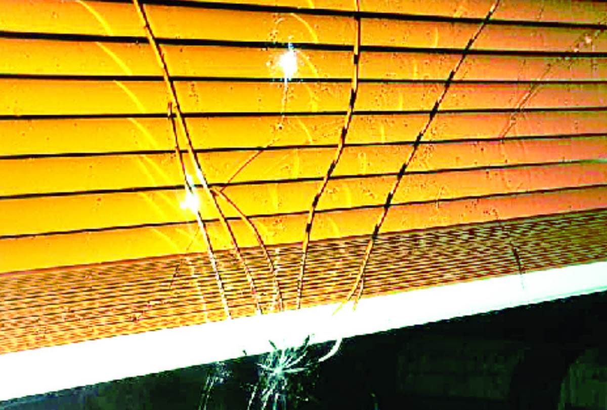 anarchists pelted stones at tejas express, glass cracked