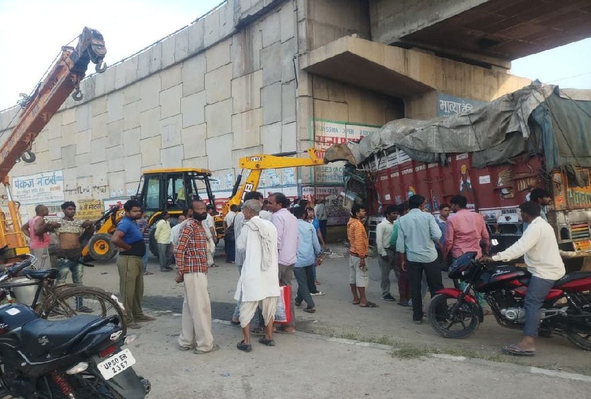 Horrific accident on Agra Gwalior highway One Dead Accident News in Hindi