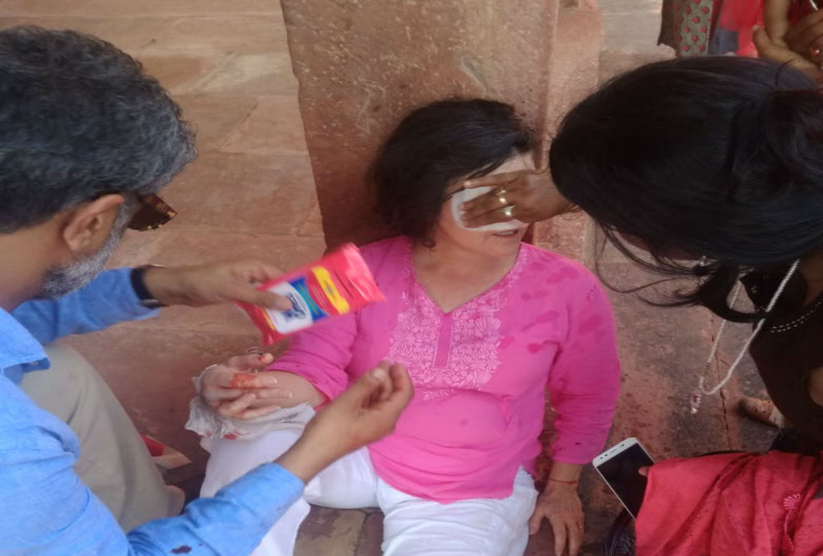 woman tourist injured in accident while photography in Fatehpur Sikri