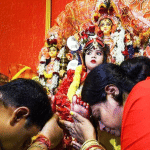देवी स्वरूप फातिमा की पूजा करता बंगाली परिवार