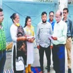 राष्ट्रपति को ज्ञापन भेजते लोग