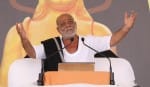 चंपा देवी  पार्क में राम कथा कहने के दौरान विभिन्न मुद्राओं में मोरारी बापू।