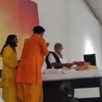 मोरारी बापू से आशीर्वाद लेने पहुंचे सांसद रवि किशन