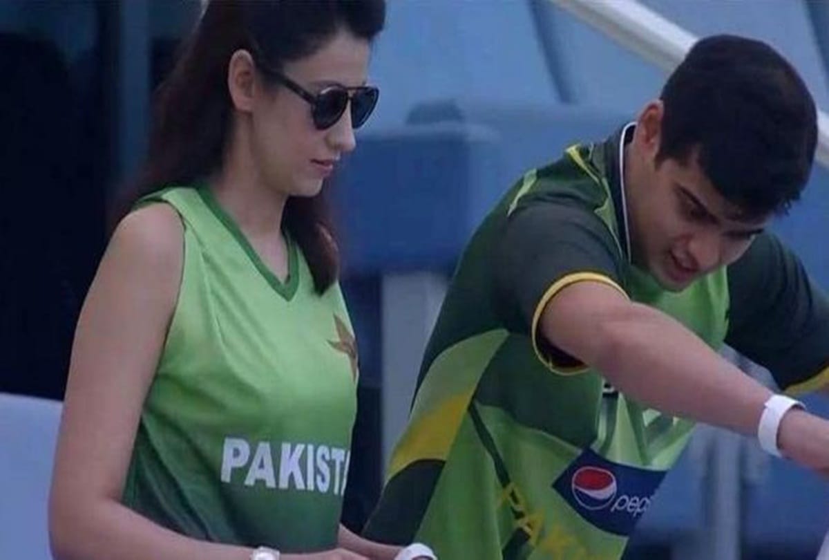 Girls Viral on Social Media During Cricket Match