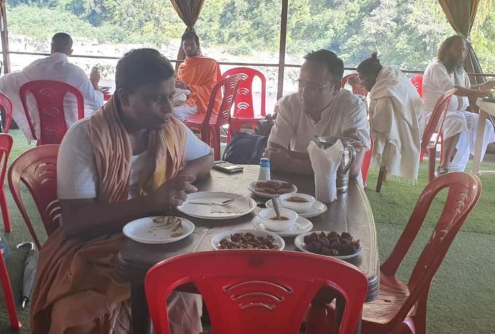 Patanjali CEO Acharya Balkrishna Ate Pahadi Food in Restaurant at rudraprayag