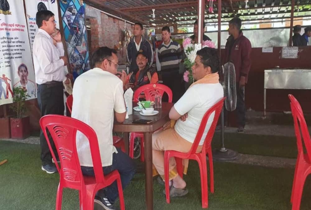 Patanjali CEO Acharya Balkrishna Ate Pahadi Food in Restaurant at rudraprayag