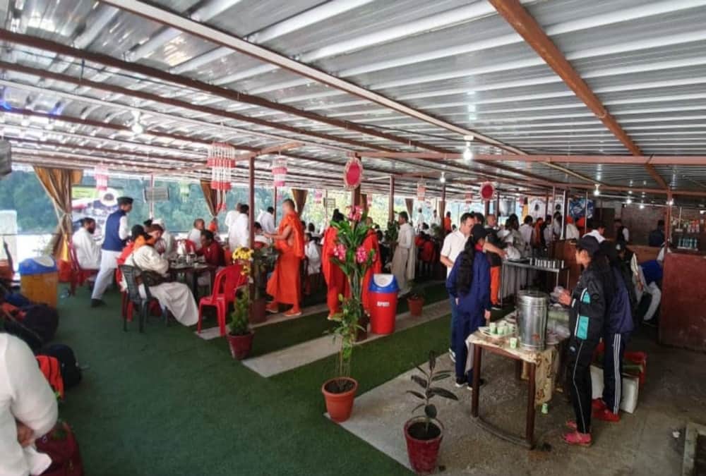Patanjali CEO Acharya Balkrishna Ate Pahadi Food in Restaurant at rudraprayag