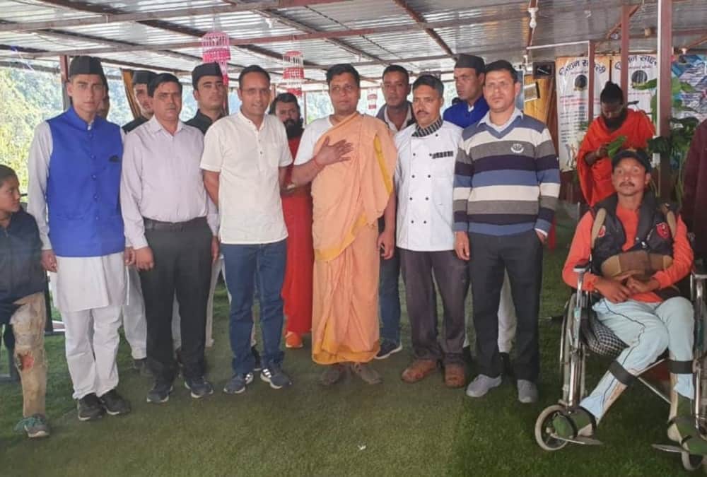 Patanjali CEO Acharya Balkrishna Ate Pahadi Food in Restaurant at rudraprayag