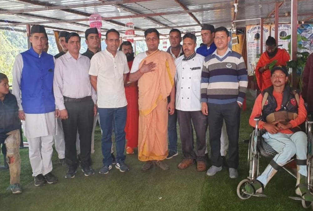 Patanjali CEO Acharya Balkrishna Ate Pahadi Food in Restaurant at rudraprayag