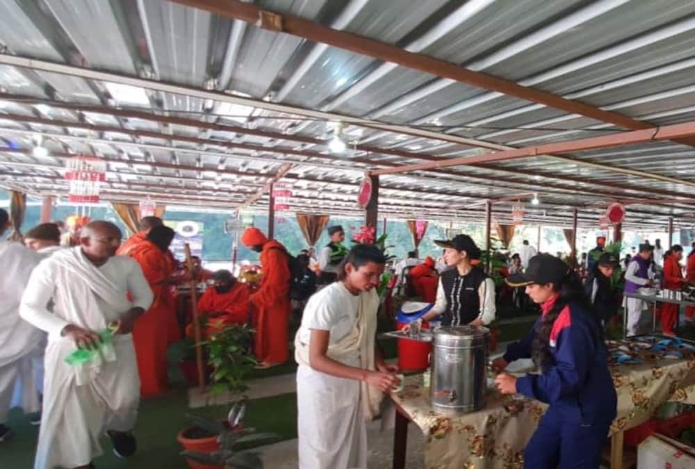 Patanjali CEO Acharya Balkrishna Ate Pahadi Food in Restaurant at rudraprayag