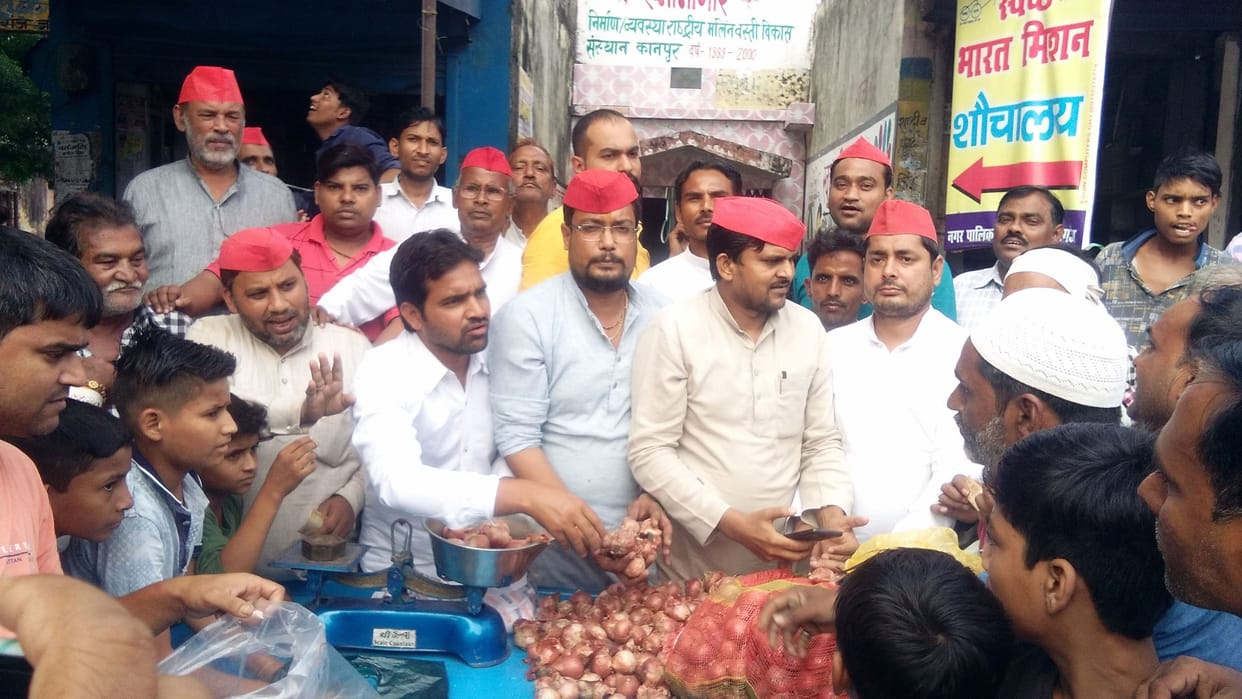 sapaiyon ne becha pyaaj, khareedaaron mein huee dhakka-mukkee