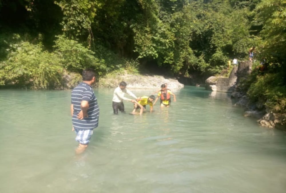 Two students Drown into Tons River during take Selfie After Durga Murti Visarjan in dehradun
