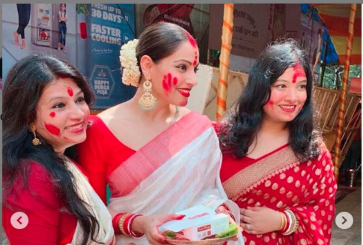 bipasha basu and karan singh grover sindoor khela in dussehra