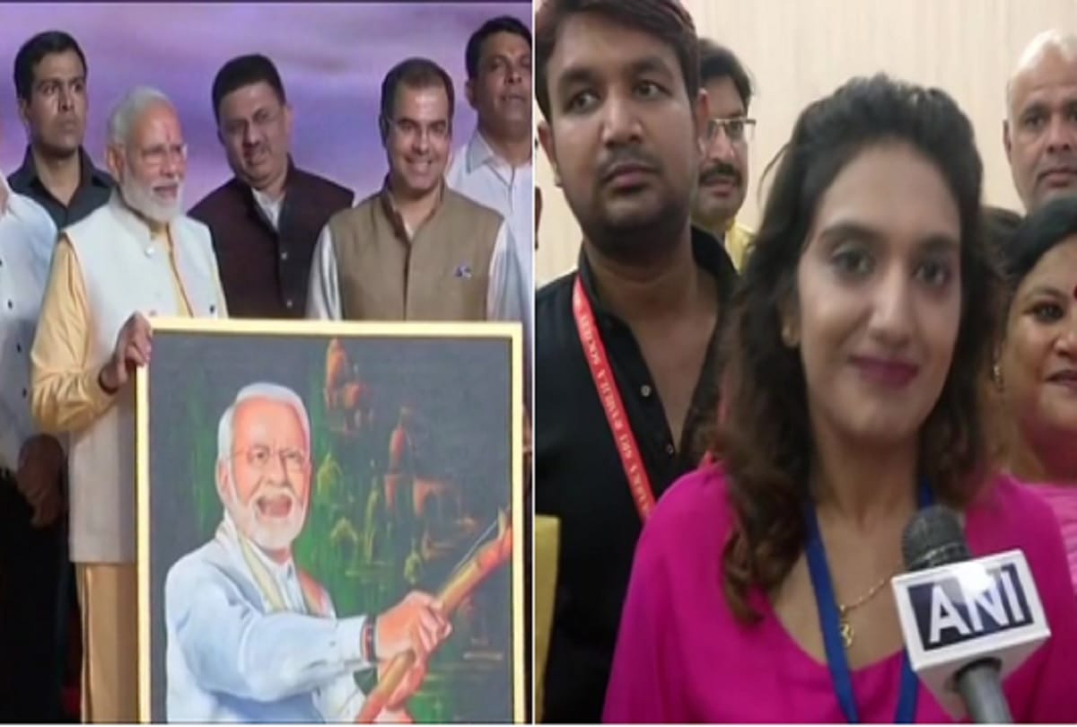 A girl presented painting to PM Modi during Dussehra function IN Delhi