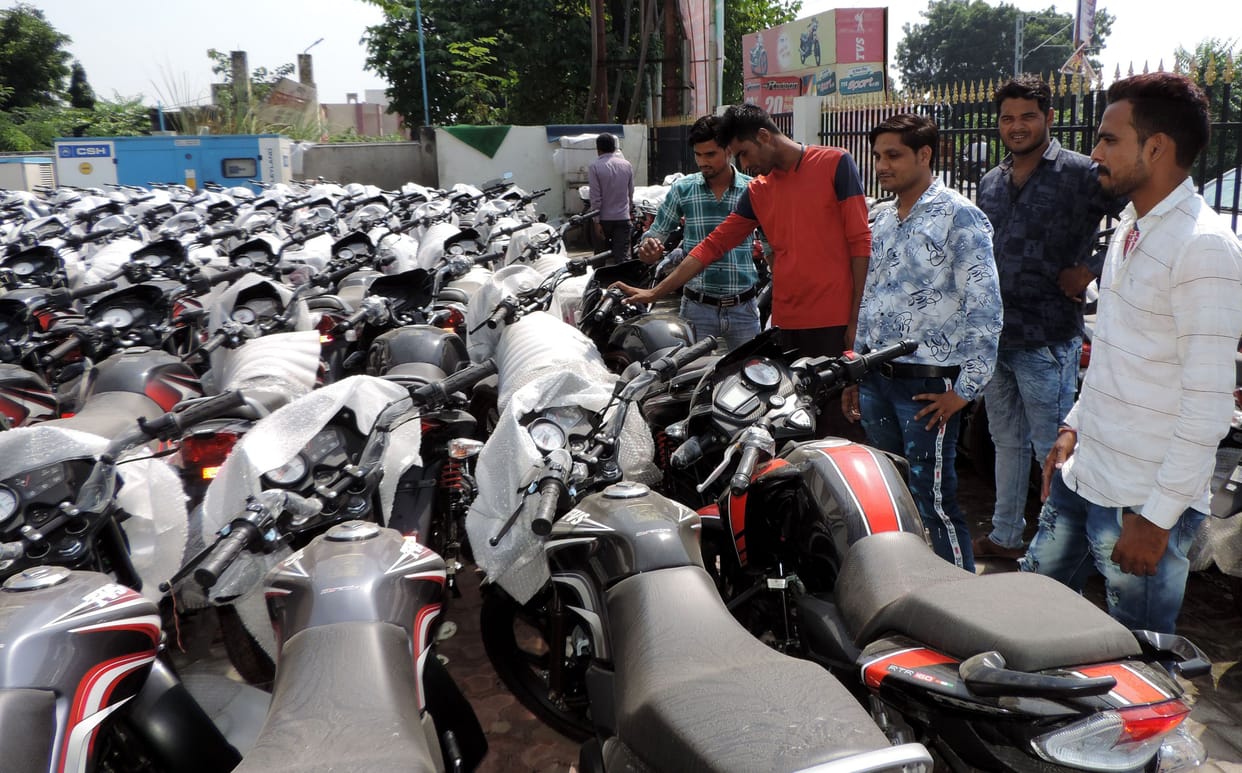 navaraatr par tees pheesadee uchhala oto mobail baajaar