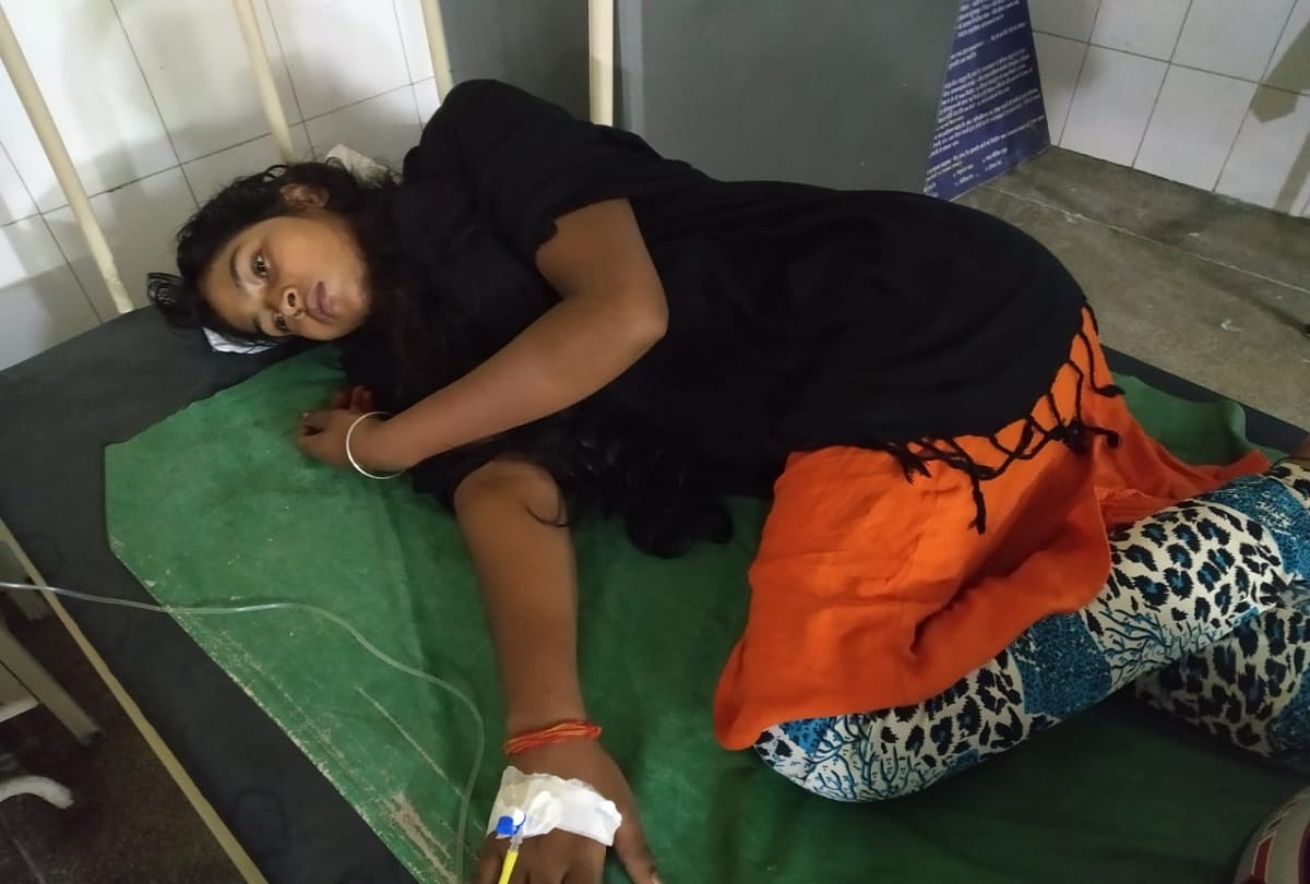 kushinagar nine people including children admitted in hospital due to food poisoning