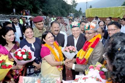 सतलुज आराधना कार्यक्रम में शरीक होने पर प्रबंध निदेशक नंदलाल शर्मा का स्वागत करते परियोजना प्रम