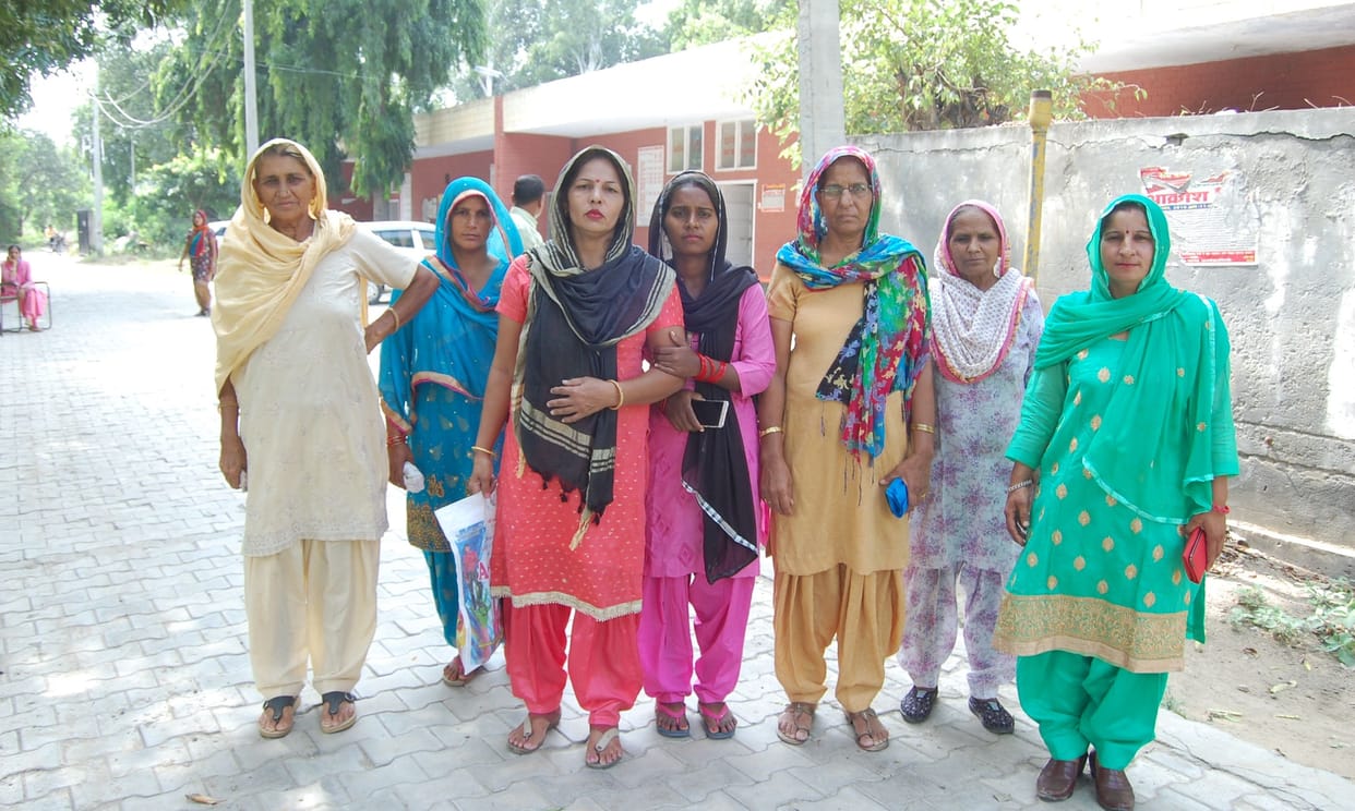 women protest for water