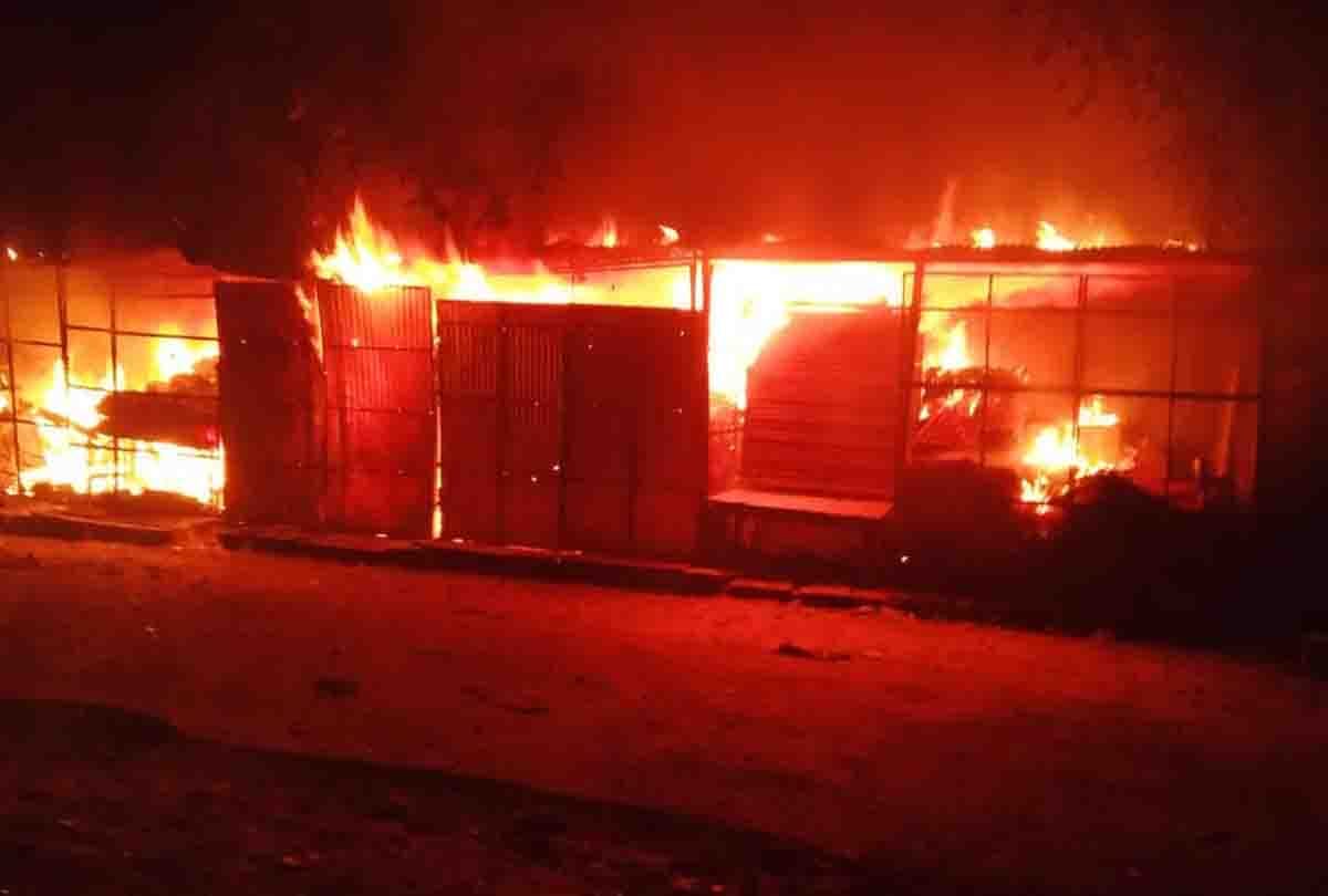 five shop caught fire after electric high tension wire break