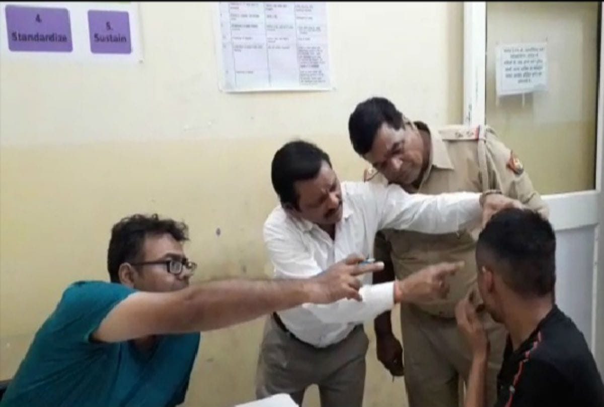 prisoners clash in police van in firozabad