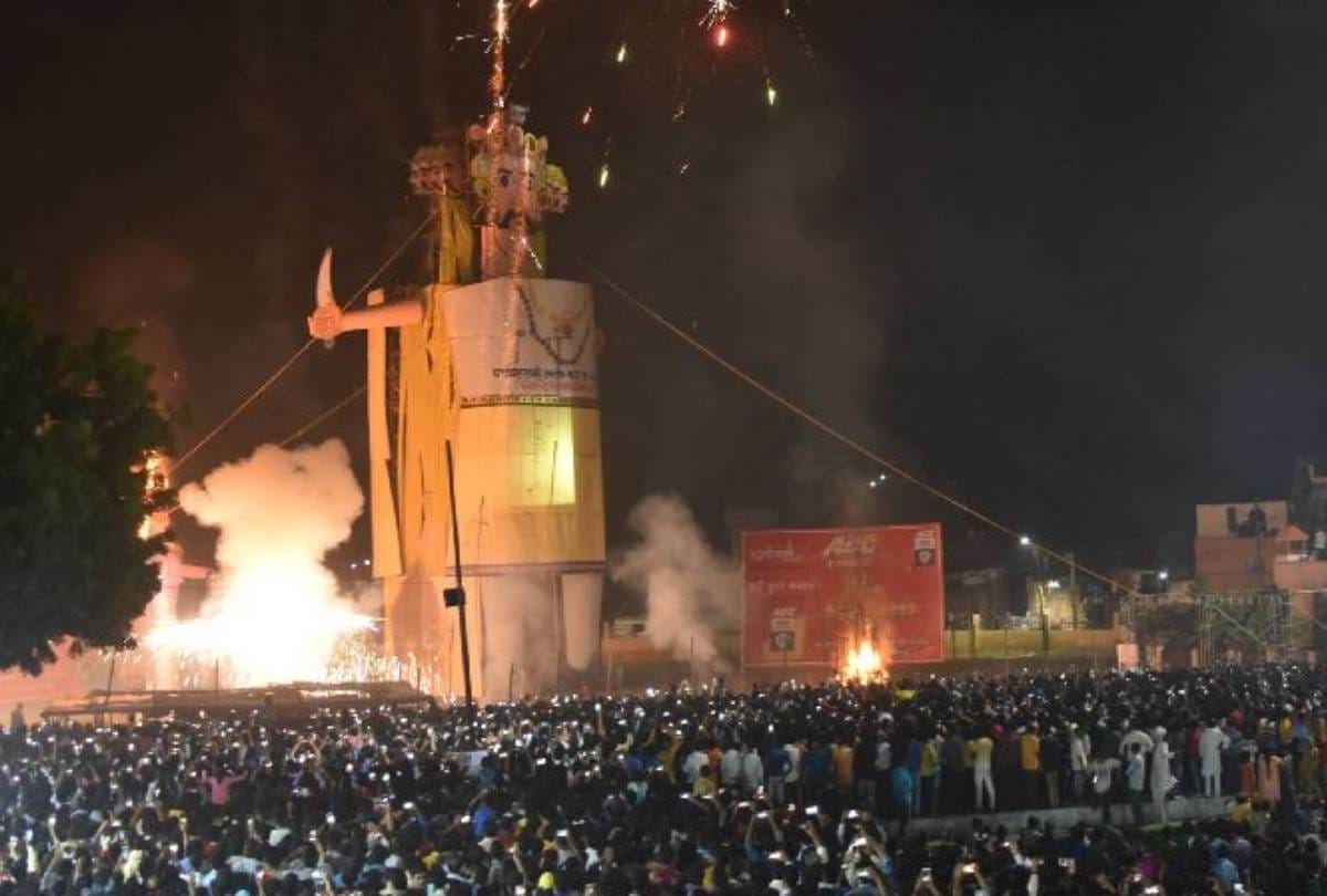 121 feet tall ravan burnt in lucknow on evils like terrorism and single use plastic