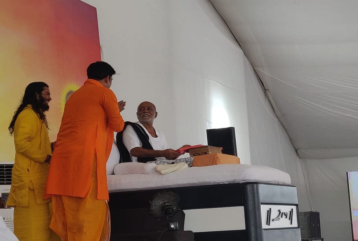 Gorakhpur MP Ravi Kishan took blessings from Morari Bapu