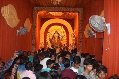 Preparations begin to decorate Durga pandals, five feet decorated statues in Banaras