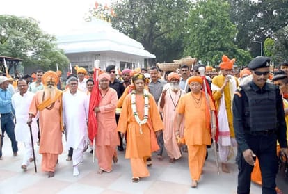 Chief Minister Yogi ADITYANATH worship and visited in traditional special costumes in gorakhpur