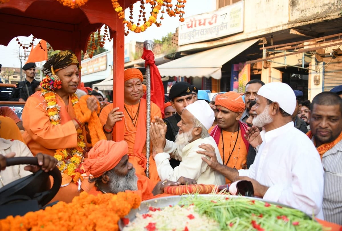 Chief Minister Yogi ADITYANATH worship and visited in traditional special costumes in gorakhpur