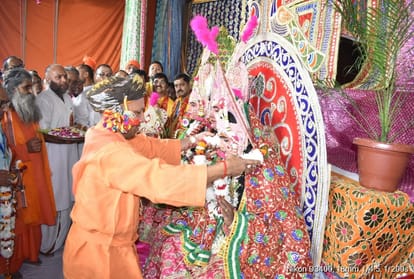 Chief Minister Yogi ADITYANATH worship and visited in traditional special costumes in gorakhpur