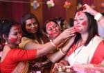 पंचकूला सेक्टर 5 में सिंदूर खेला के दौरान एक दूसरे को सिंदूर लगातीं महिलाएं।