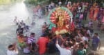 मवाना शुगर मिल 90 क्वार्टर के लोग मां की मूर्ति का विसर्जन करते हुए।