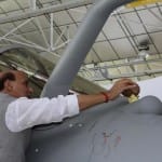 राफेल पर नारियल चढ़ाते राजनाथ सिंह