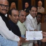 निर्वाचन अधिकारी से जीत का प्रमाण पत्र लेते सुधांशु त्रिवेदी (बायें से तीसरे)