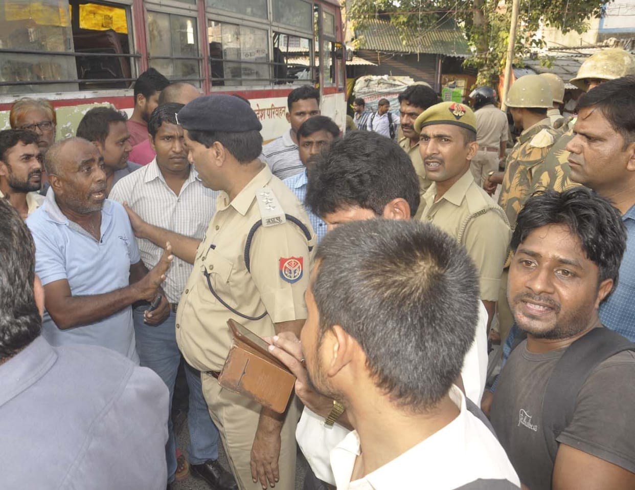Students block the Kotwali road, uproar