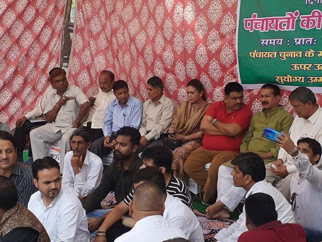 Sick former uttarakhand chief minister Harish rawat sit on dharna at dehradun