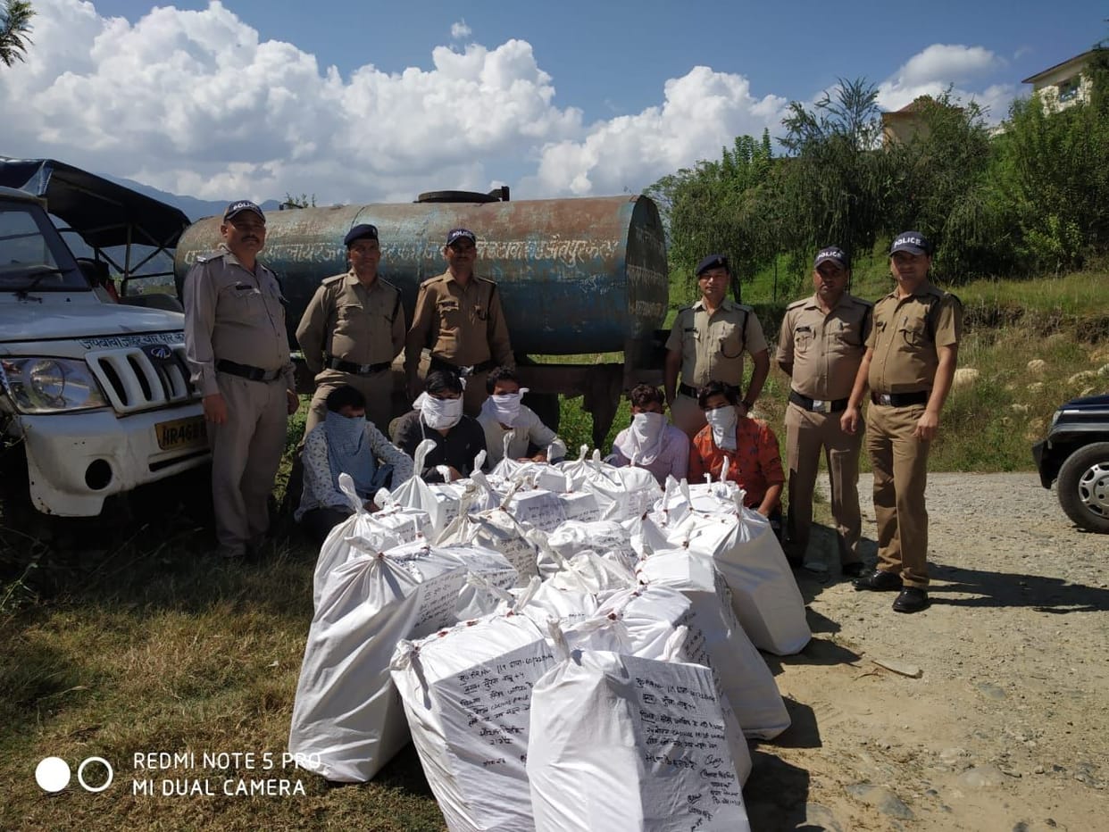 52 cartuns of liquor found from water container