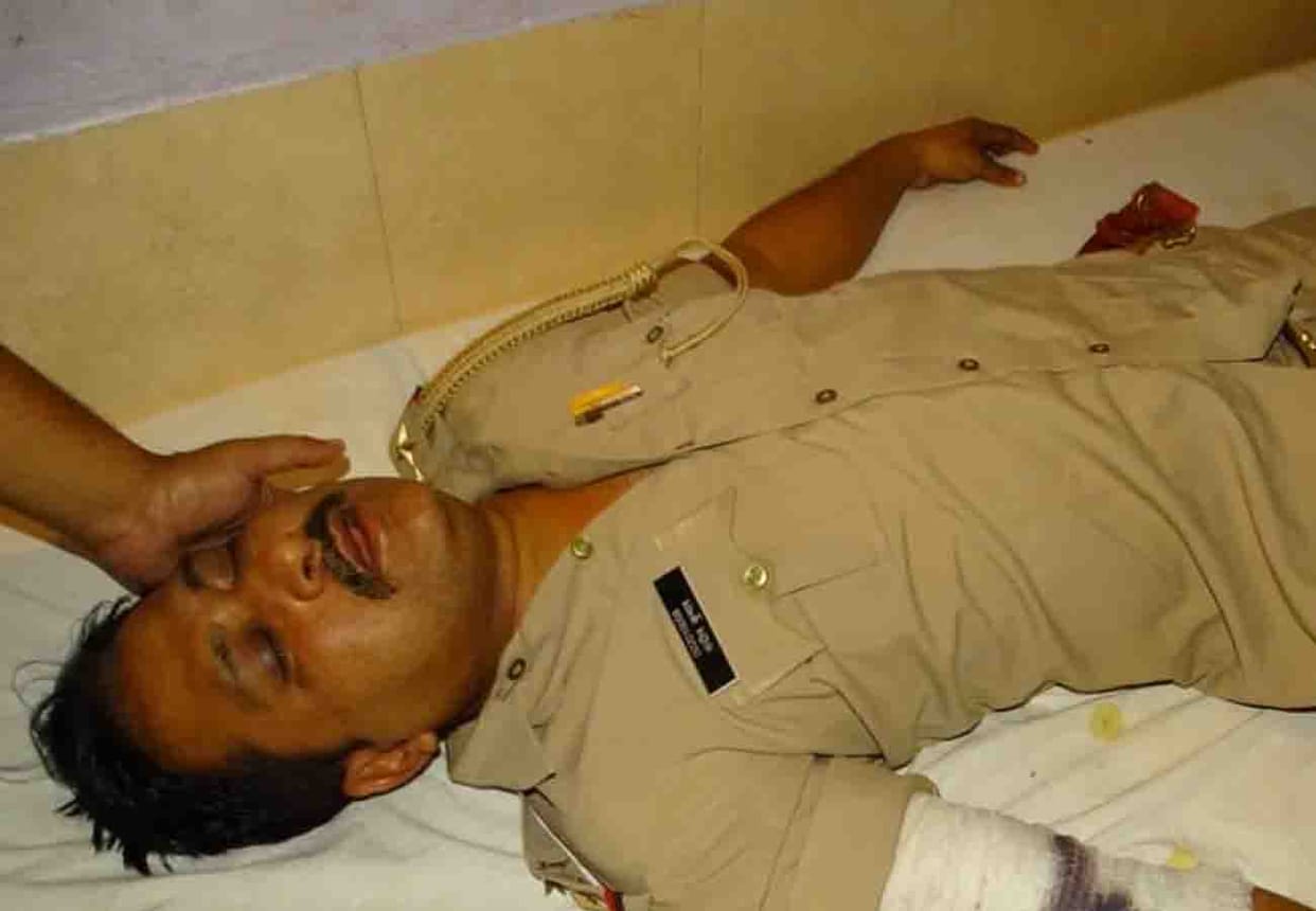 robber and sub inspector injured in police encounter in farrukhabad up