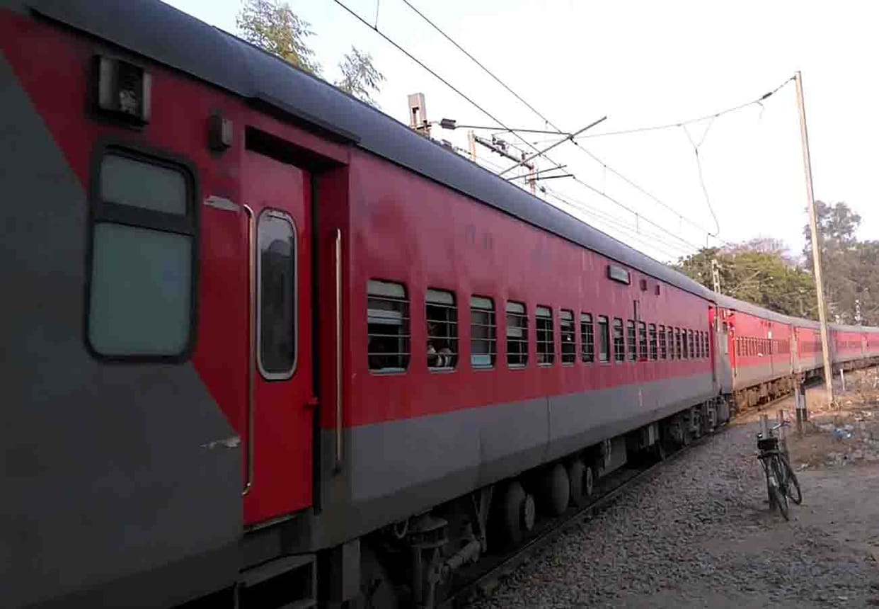 Stone collided with Kaifiyat Express engine in etawah