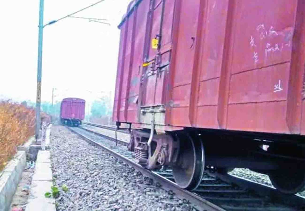 Goods train divided into two parts in jalaun, order of inquiry