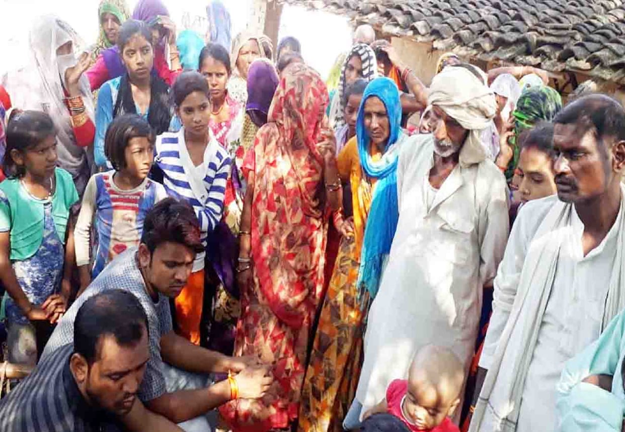 dead body of a young man hanged on a tree in hamirpur
