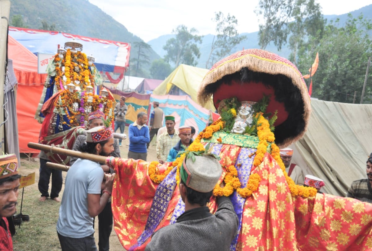 Devotees get emotional after seeing the union of brothers and sisters in Kullu Dussehra