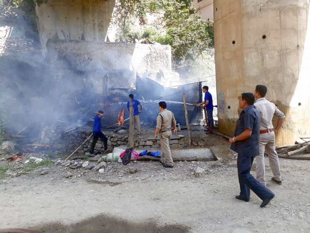 Fire in three huts in Shivpuri