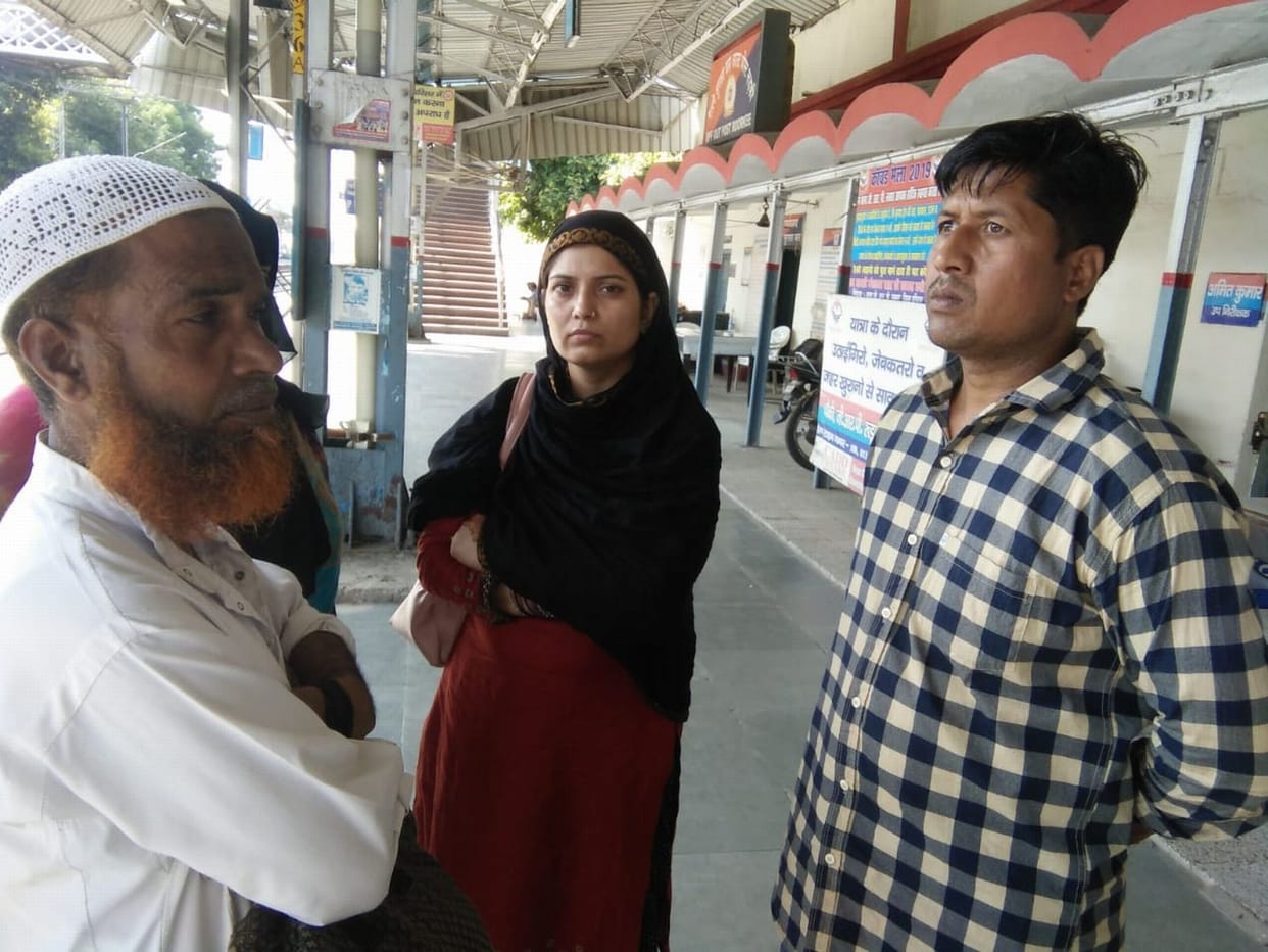 Jewelry worth lakhs stolen from bag while boarding train