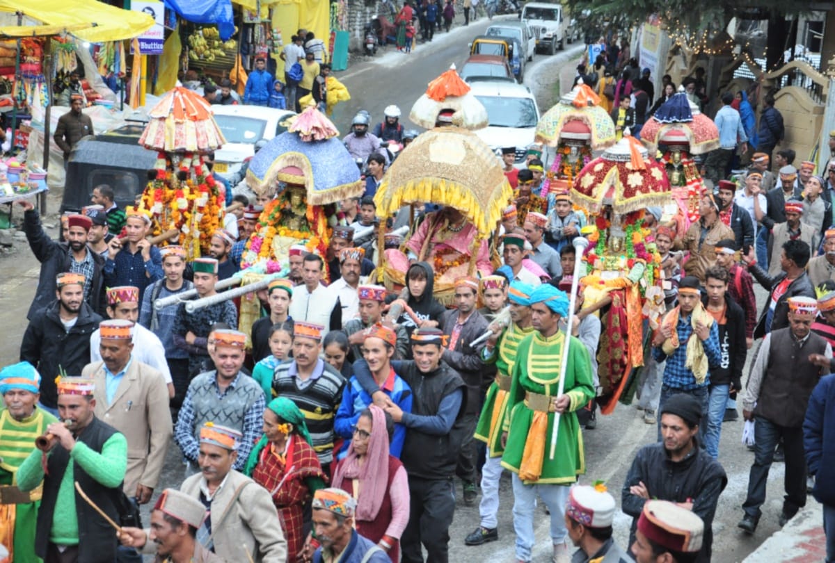 The grand jaleb of Lord Narasimha Departed in royal style on the beat of the drum in kullu